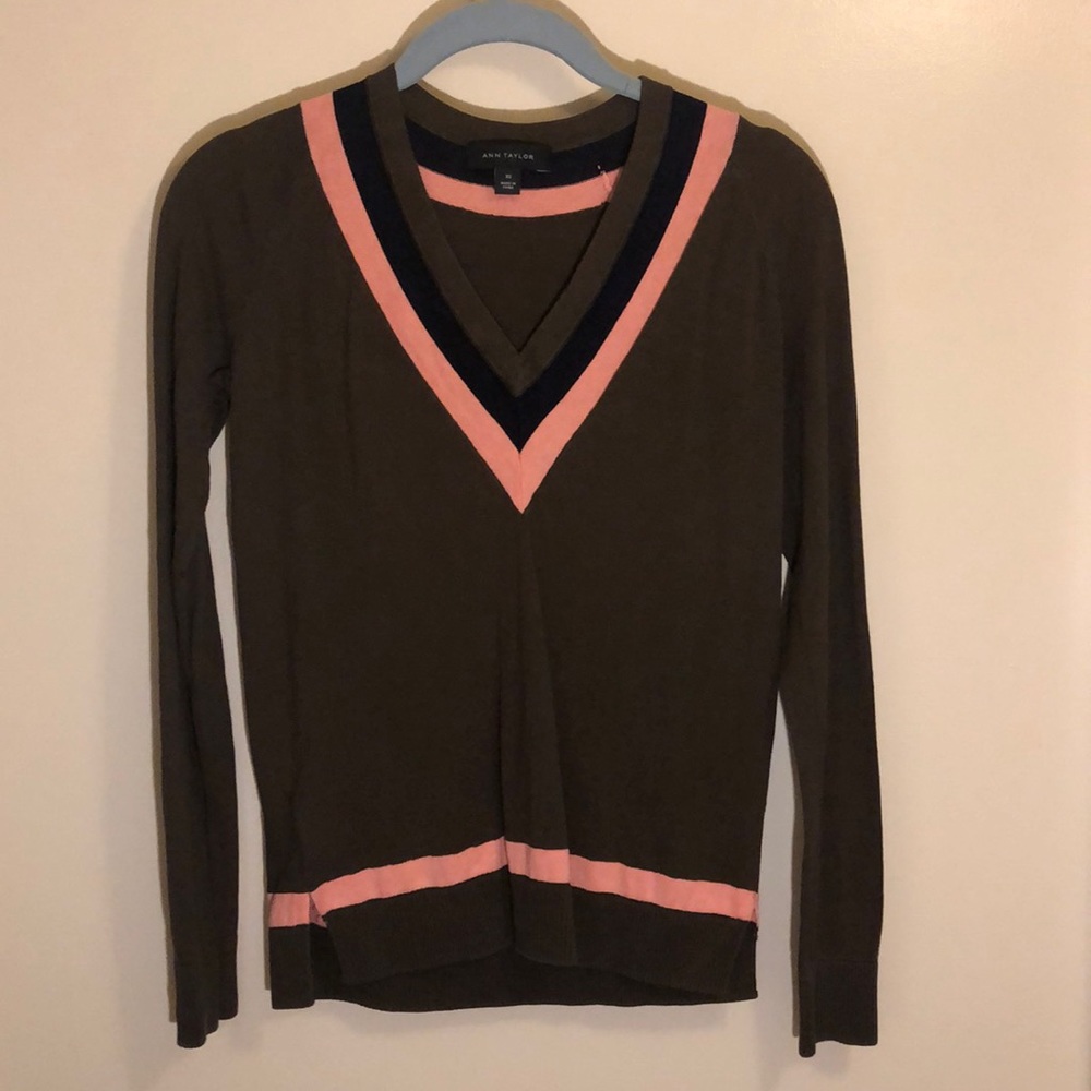 Sweet and adorable Ann Taylor v-neck!